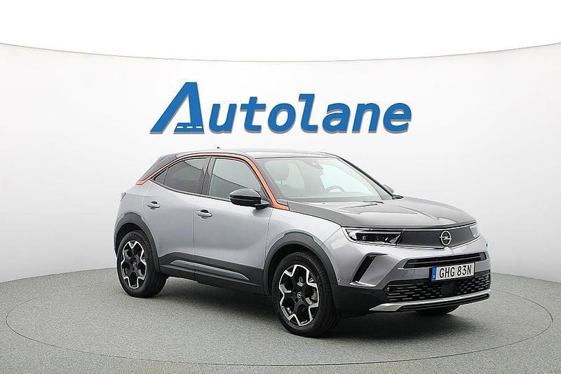 Grå Begagnad 2022 Opel Mokka-e Ultimate SUV | 209 900 kr (Marknadspris) - Bild 1/3