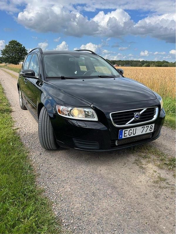 Svart Begagnad 2008 Volvo V50 Kinetic Kombi | 40 000 kr (Marknadspris) - Bild 1/4