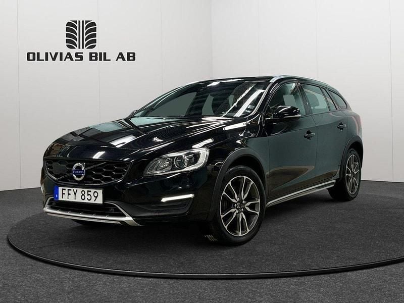 Svart Begagnad 2018 Volvo V60 CC Summum Kombi | 209 400 kr (Superpris) - Bild 1/4