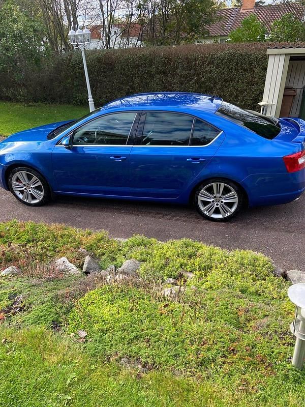 Raceblue metallick Begagnad 2014 Skoda Octavia RS Halvkombi | 105 000 kr (Superpris) - Bild 1/3