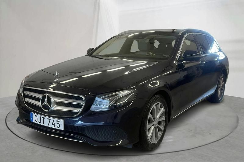 Mörkblå Begagnad 2017 Mercedes E220 Edition Kombi | 228 800 kr (Superpris) - Bild 1/4