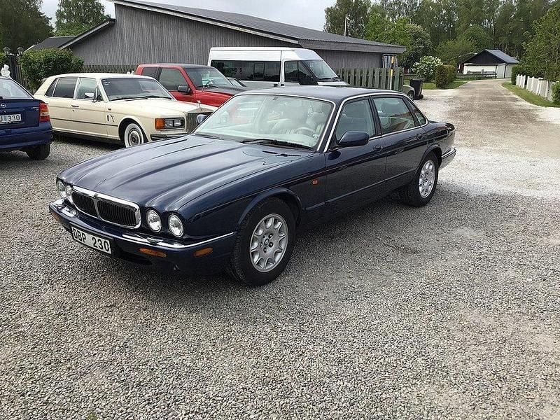 Mörkblå Begagnad 1998 Jaguar XJ Executive Sedan | 80 000 kr (Lite dyr) - Bild 1/4