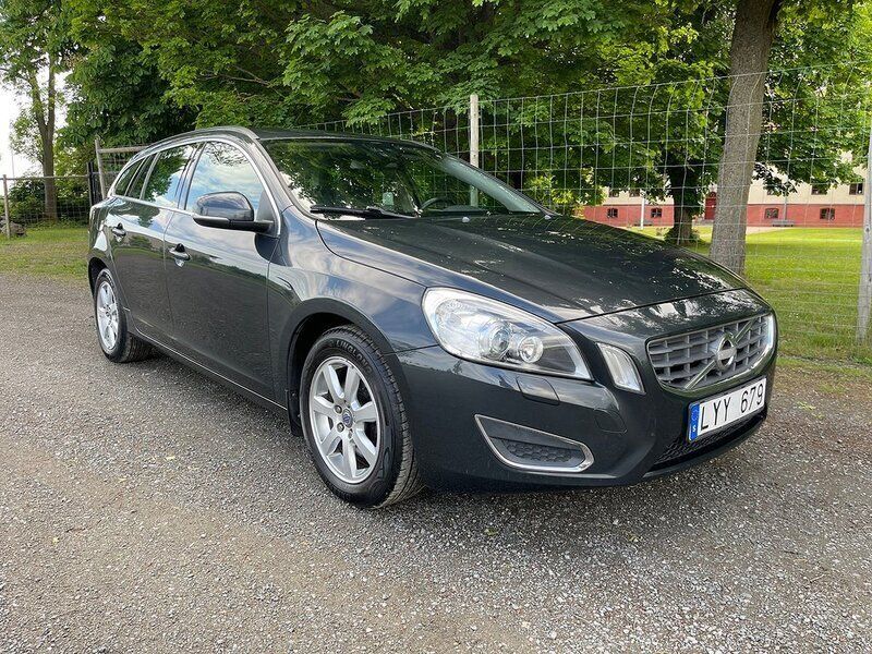 Grå Begagnad 2011 Volvo V60 Momentum Kombi | 94 000 kr (Marknadspris) - Bild 1/4