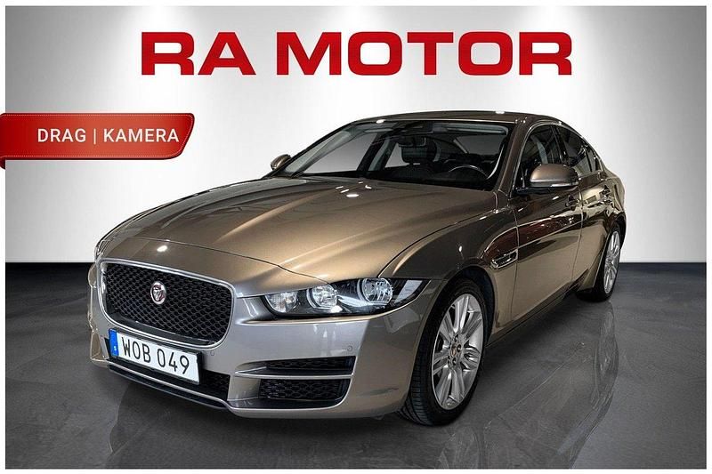 Brun Begagnad 2017 Jaguar XE Prestige Sedan | 149 800 kr (Marknadspris) - Bild 1/4