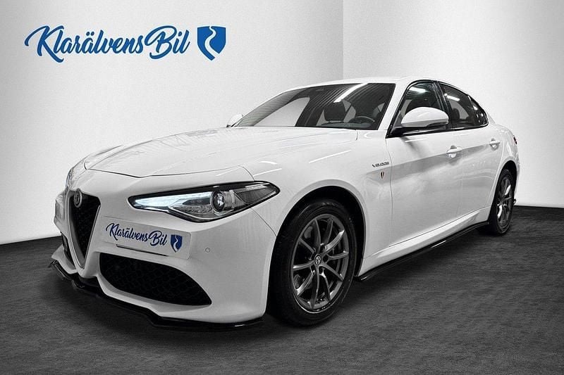 Vit Begagnad 2017 Alfa Romeo Giulia Veloce Sedan | 219 900 kr (Marknadspris) - Bild 1/4