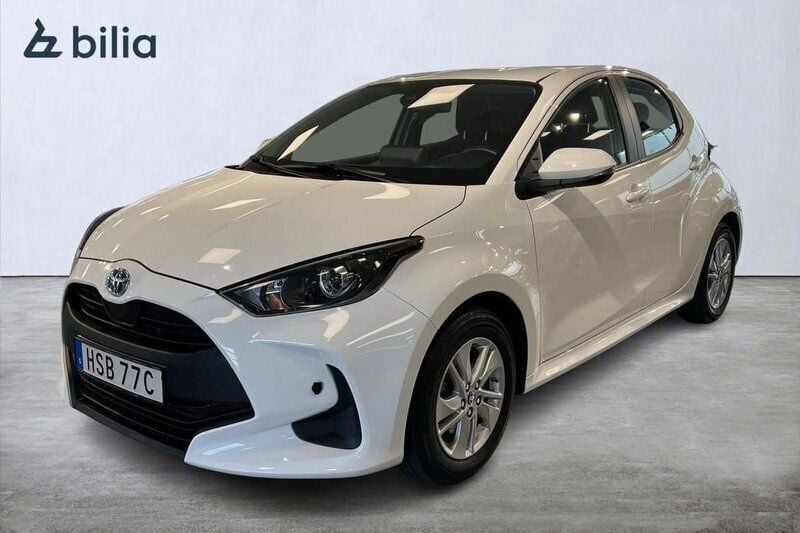 Vit Begagnad 2023 Toyota Yaris Hybrid Halvkombi | 224 900 kr (Marknadspris) - Bild 1/3