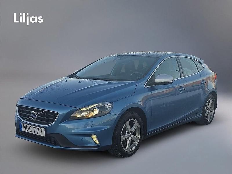 Blå Begagnad 2015 Volvo V40 Business Edition Halvkombi | 189 000 kr (Marknadspris) - Bild 1/4