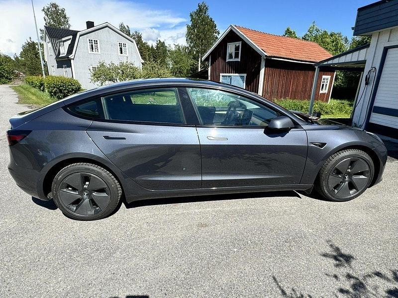 Begagnad Tesla Model 3 Standard Range Plus 208 kW (283 HK) 2022 Grå Sedan