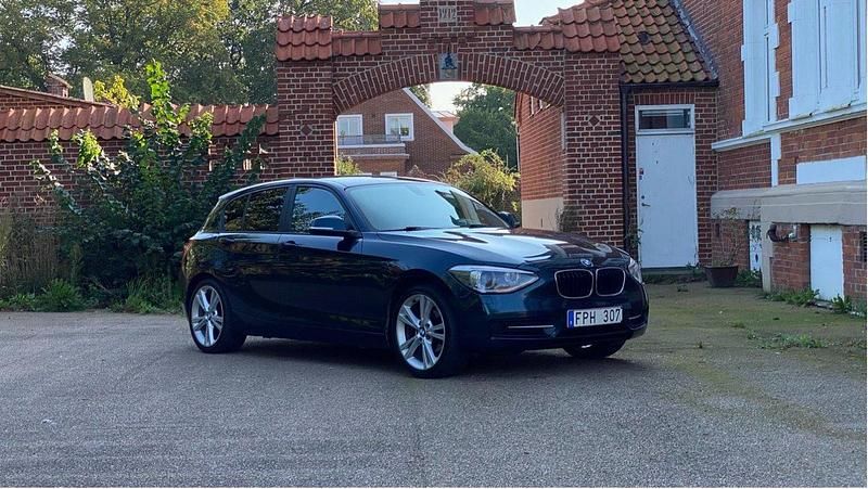 Blå Begagnad 2012 BMW 118 Sport Line Halvkombi | 88 000 kr (Marknadspris) - Bild 1/4