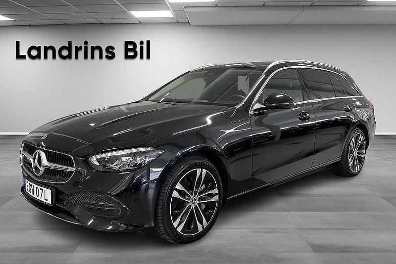 Svart (obsidiansvart metallic) Begagnad 2024 Mercedes C300e Avantgarde Kombi | 479 900 kr - Bild 1/3