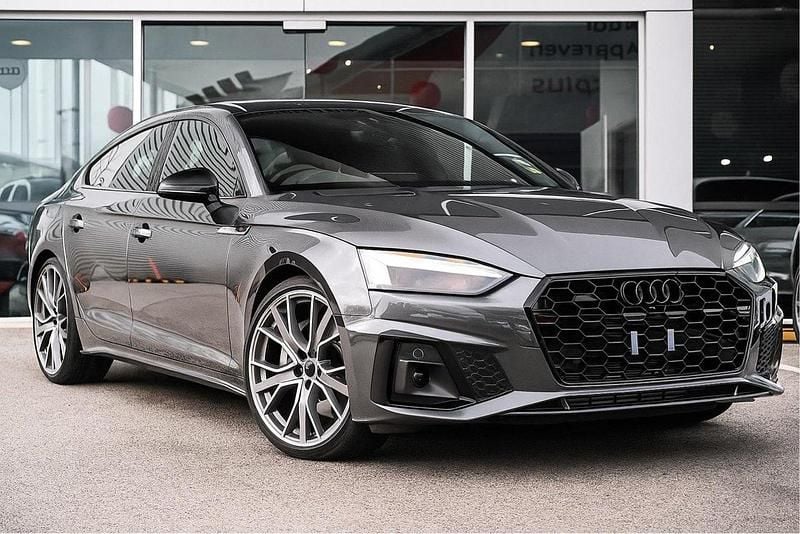 Grå Begagnad 2023 Audi A5 Sportback Competition Sedan | 469 000 kr (Dyr) - Bild 1/2