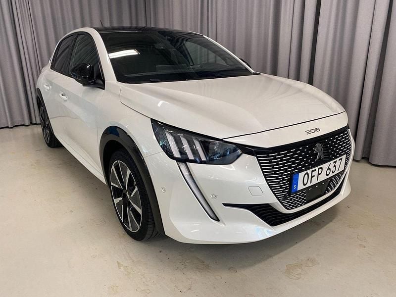Vit Begagnad 2022 Peugeot e-208 GT Halvkombi | 194 700 kr (Bra pris) - Bild 1/4