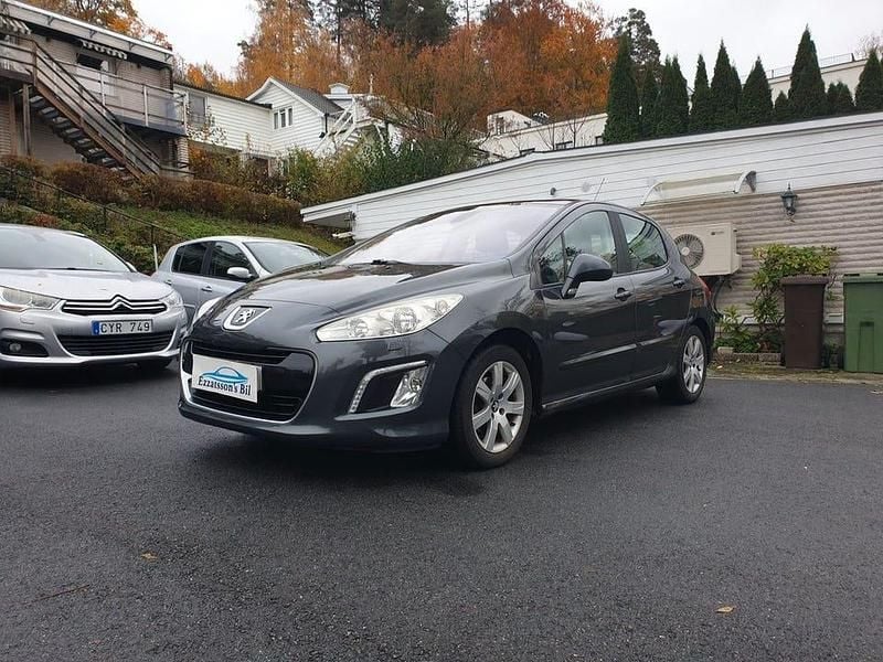 Mörkgrå Begagnad 2012 Peugeot 308 Halvkombi | 46 800 kr (Marknadspris) - Bild 1/4