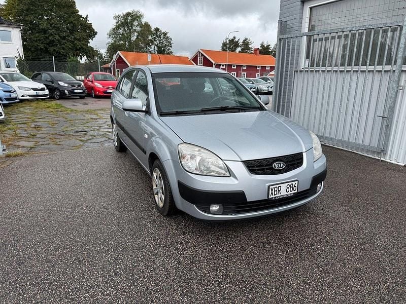 Blå Begagnad 2005 Kia Rio Halvkombi | 19 900 kr (Marknadspris) - Bild 1/4