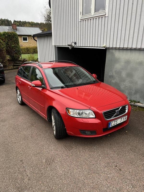 Röd Begagnad 2010 Volvo V50 Momentum Kombi | 28 000 kr (Marknadspris) - Bild 1/4