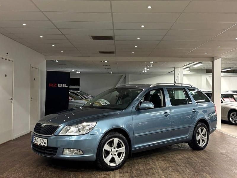 Ljusgrå Begagnad 2010 Skoda Octavia Elegance Kombi | 44 900 kr (Marknadspris) - Bild 1/3