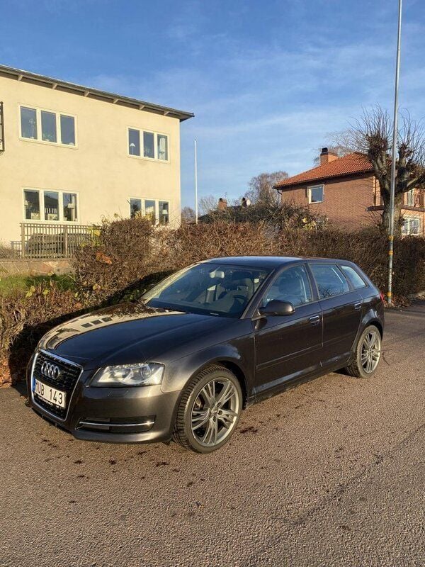 Grå Begagnad 2013 Audi A3 Sportback Attraction Halvkombi | 85 000 kr (Marknadspris) - Bild 1/4