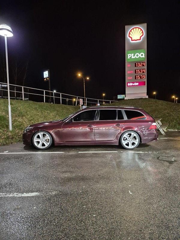 Röd Begagnad 2009 BMW 520 M Sport Kombi | 45 000 kr (Marknadspris) - Bild 1/4