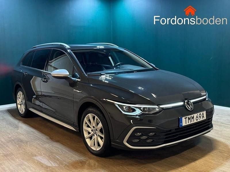 Grå Begagnad 2022 VW Golf VIII Kombi | 314 500 kr (Marknadspris) - Bild 1/4