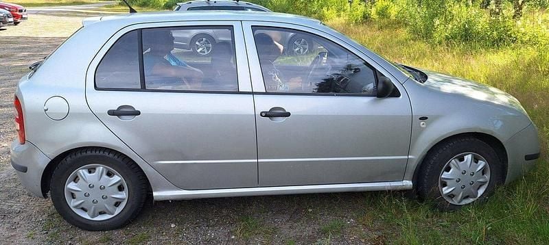 Silver Begagnad 2001 Skoda Fabia Halvkombi | 14 000 kr (Bra pris) - Bild 1/4