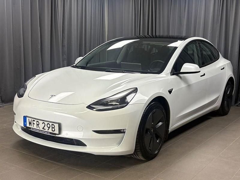 Vit Begagnad 2021 Tesla Model 3 Sedan | 328 900 kr (Marknadspris) - Bild 1/4