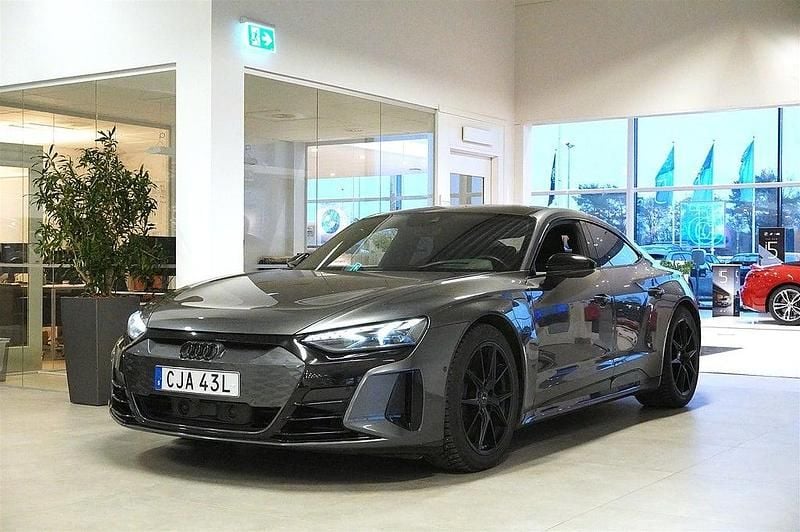 Grå Begagnad 2021 Audi e-tron GT quattro Sedan | 549 800 kr - Bild 1/4