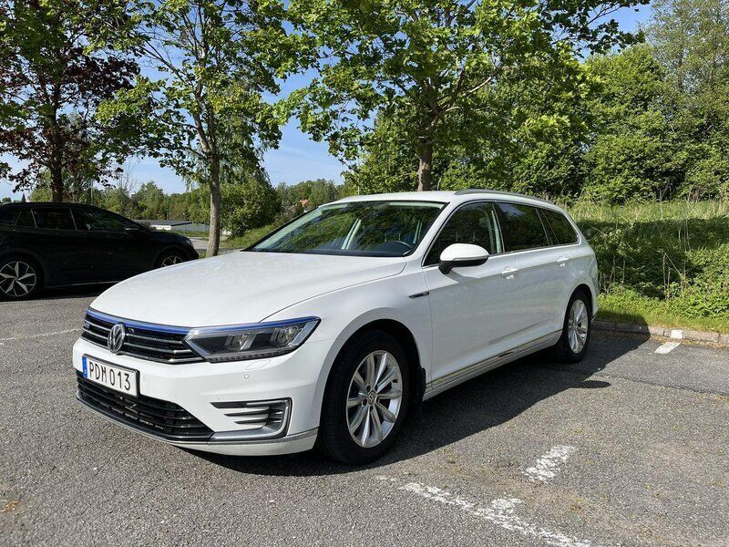 Vit Begagnad 2017 VW Passat GTE Kombi | 147 000 kr (Marknadspris) - Bild 1/4