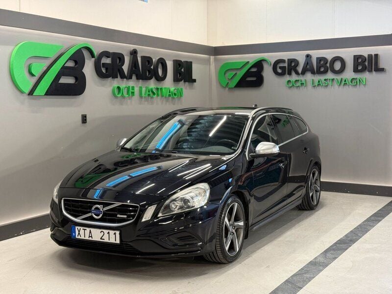 Svart Begagnad 2012 Volvo V60 R-Design Momentum Kombi | 99 900 kr (Marknadspris) - Bild 1/4