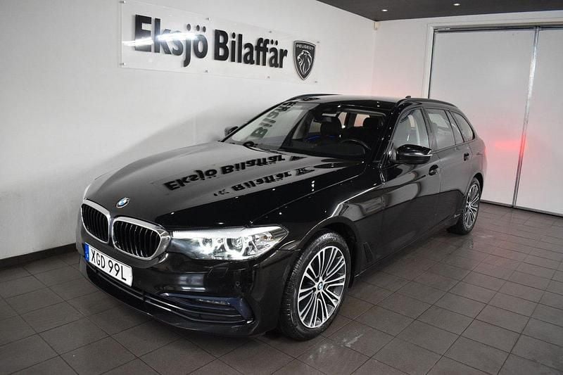 Svart Begagnad 2019 BMW 520 Sport Line Kombi | 279 500 kr (Bra pris) - Bild 1/4