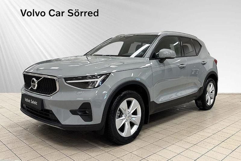 Grå Begagnad 2023 Volvo XC40 Core SUV | 334 900 kr (Marknadspris) - Bild 1/3