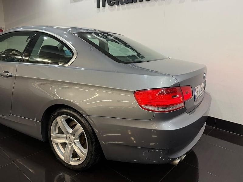 Begagnad BMW 325 218 HK (160 kW) 2007 Grå Sportkupé