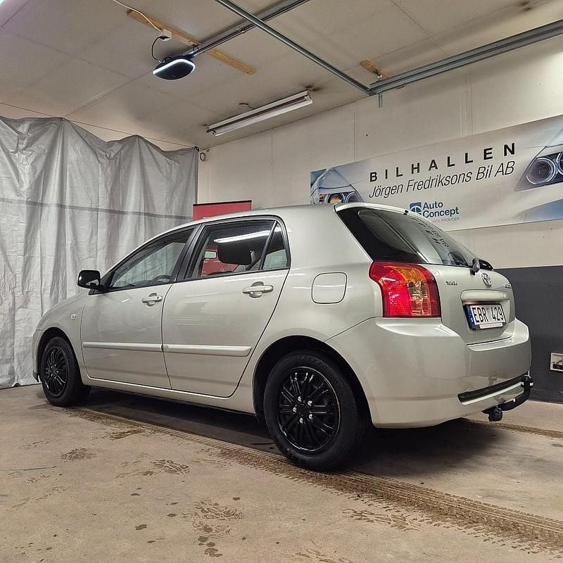Silver Begagnad 2006 Toyota Corolla Halvkombi | 39 900 kr (Superpris) - Bild 1/3