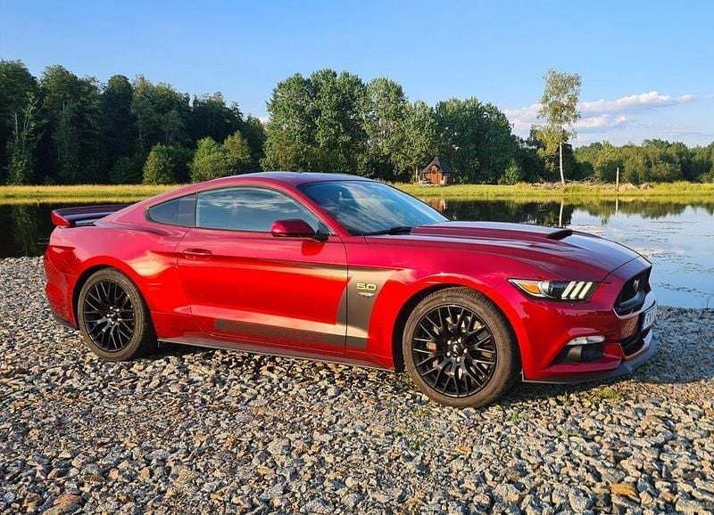 Röd Begagnad 2017 Ford Mustang GT Sportkupé | 445 000 kr (Dyr) - Bild 1/4