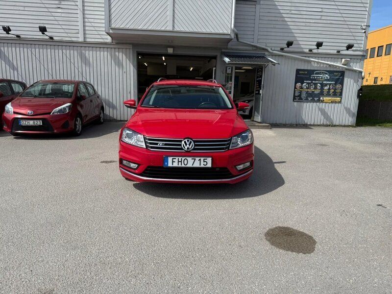 Röd Begagnad 2014 VW Passat R-line Kombi | 134 900 kr (Superpris) - Bild 1/4