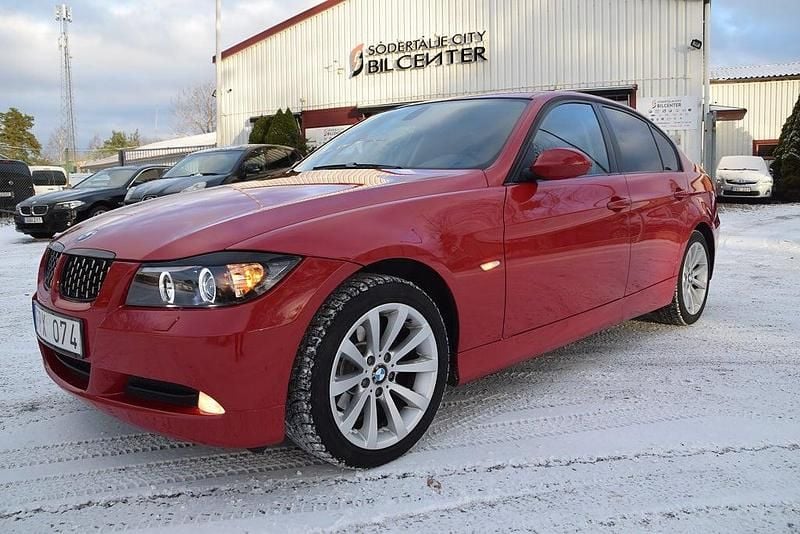 Röd met Begagnad 2007 BMW 318 Advantage Sedan | 77 900 kr (Marknadspris) - Bild 1/4