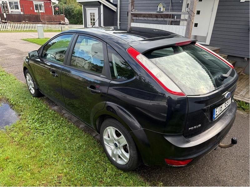 Svart Begagnad 2011 Ford Focus Platinum Halvkombi | 23 000 kr (Marknadspris) - Bild 1/3