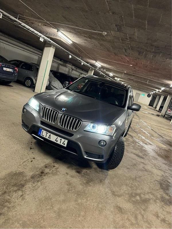 Grå Begagnad 2011 BMW X3 SUV | 129 900 kr (Superpris) - Bild 1/4