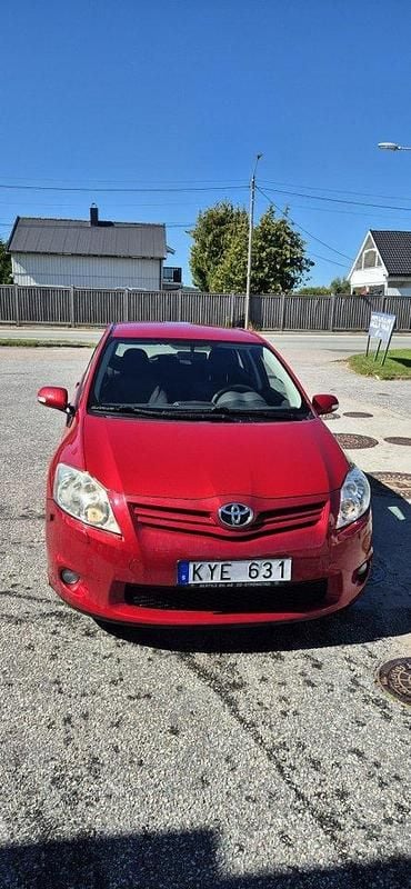 Röd Begagnad 2010 Toyota Auris Plus Halvkombi | 30 000 kr (Bra pris) - Bild 1/4