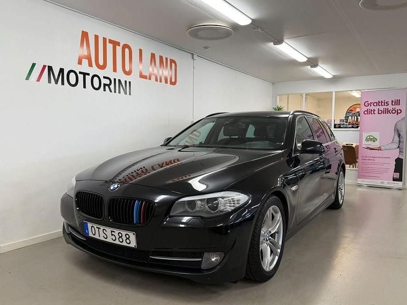Svart Begagnad 2012 BMW 520 M Sport Kombi | 129 900 kr (Marknadspris) - Bild 1/4