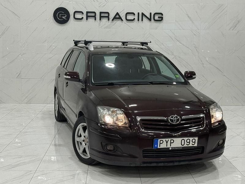 Mörkröd Begagnad 2006 Toyota Avensis Kombi | 44 900 kr (Marknadspris) - Bild 1/4
