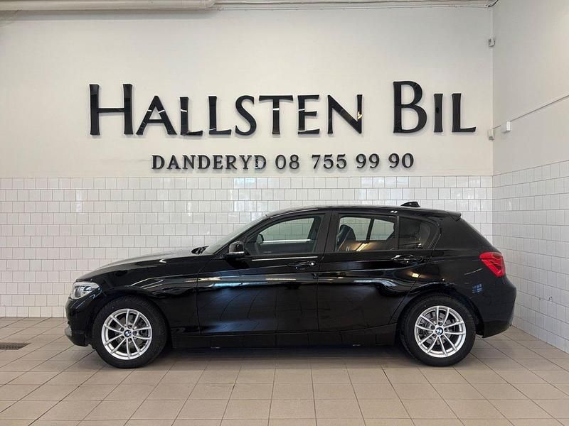 Svart Begagnad 2019 BMW 118 Sport Line Halvkombi | 209 900 kr (Bra pris) - Bild 1/4