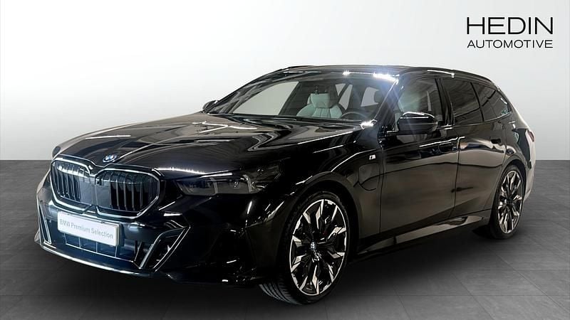Svart (black) Begagnad 2025 BMW 530e M Sport Kombi | 708 700 kr (Marknadspris) - Bild 1/4