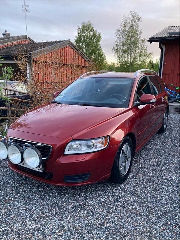 Röd Begagnad 2012 Volvo V50 Kinetic Kombi | 35 000 kr (Marknadspris) - Bild 1/4