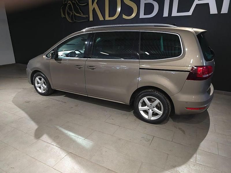 Begagnad VW Sharan 150 HK (110 kW) 2015 Ljusbrun Minibuss