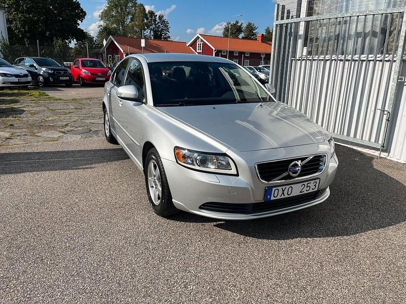 Ljusgrå Begagnad 2011 Volvo S40 Sedan | 89 900 kr (Dyr) - Bild 1/4