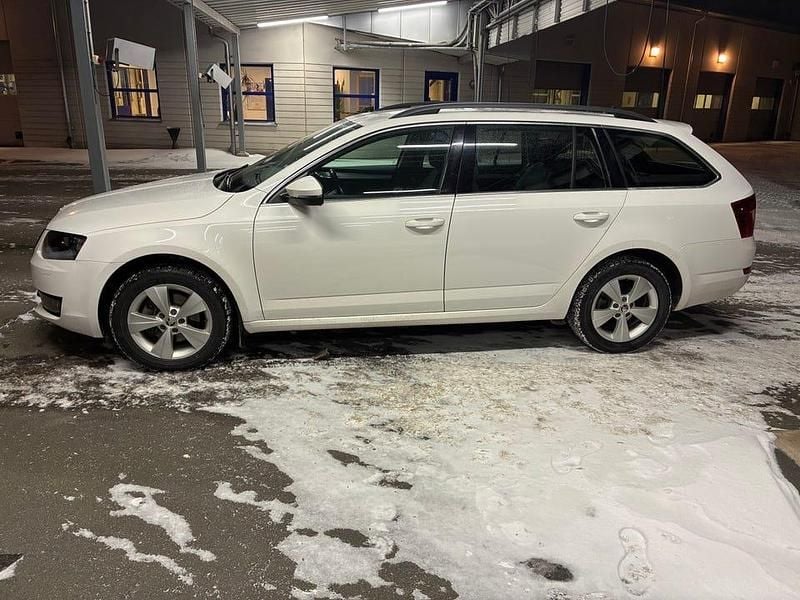 Begagnad 2014 Skoda Octavia Kombi | 145 000 kr (Dyr) - Bild 1/4