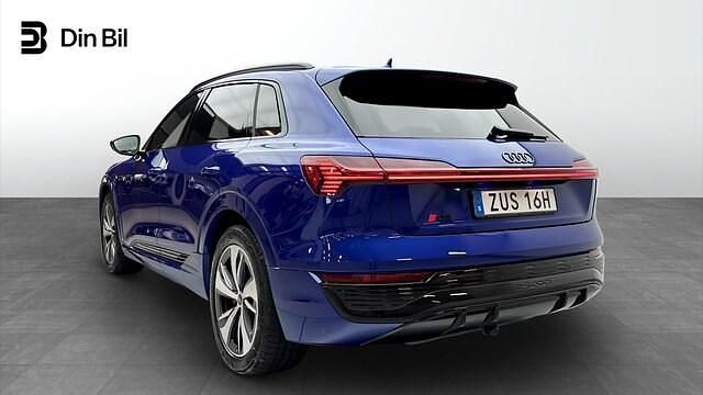 Begagnad Audi Q8 e-tron S-Line 250 kW (340 HK) 2023 Ultrablå metallic SUV