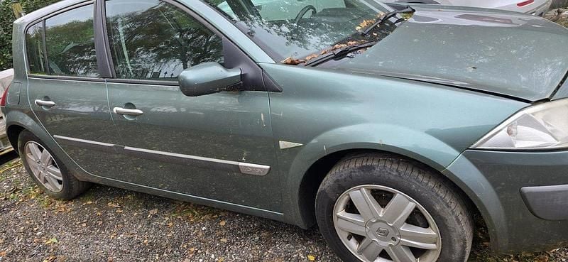 Grön Begagnad 2005 Renault Mégane II Halvkombi | 10 000 kr (Superpris) - Bild 1/4