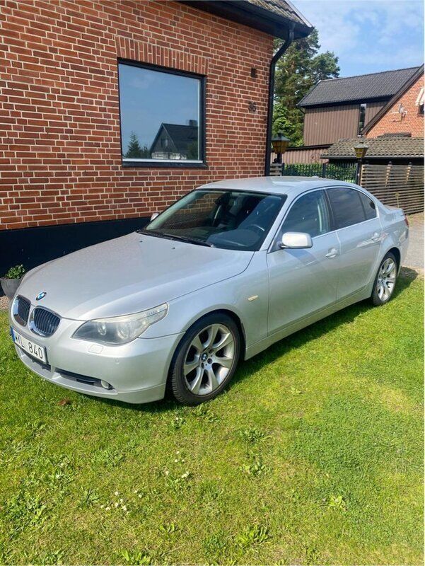 Grå Begagnad 2005 BMW 525 Sedan | 60 000 kr (Marknadspris) - Bild 1/4