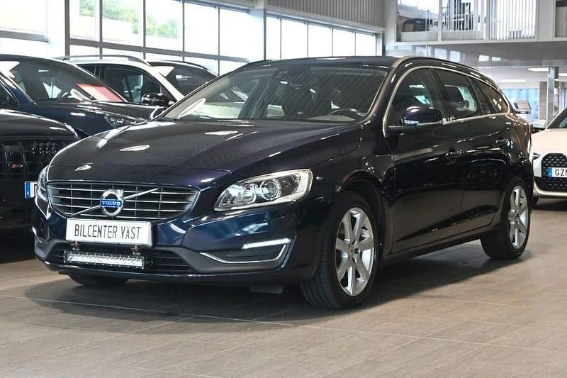 Mörkblå (blå metallic) Begagnad 2017 Volvo V60 Business Edition Kombi | 199 000 kr (Marknadspris) - Bild 1/4